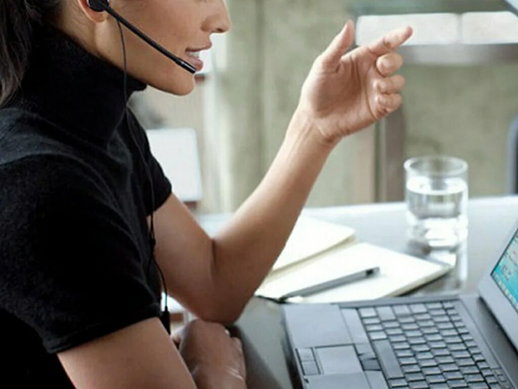 Психолог найти в интернете. Психолог по скайпу. Общение в интернете. Девушка. Интернет консультирование.