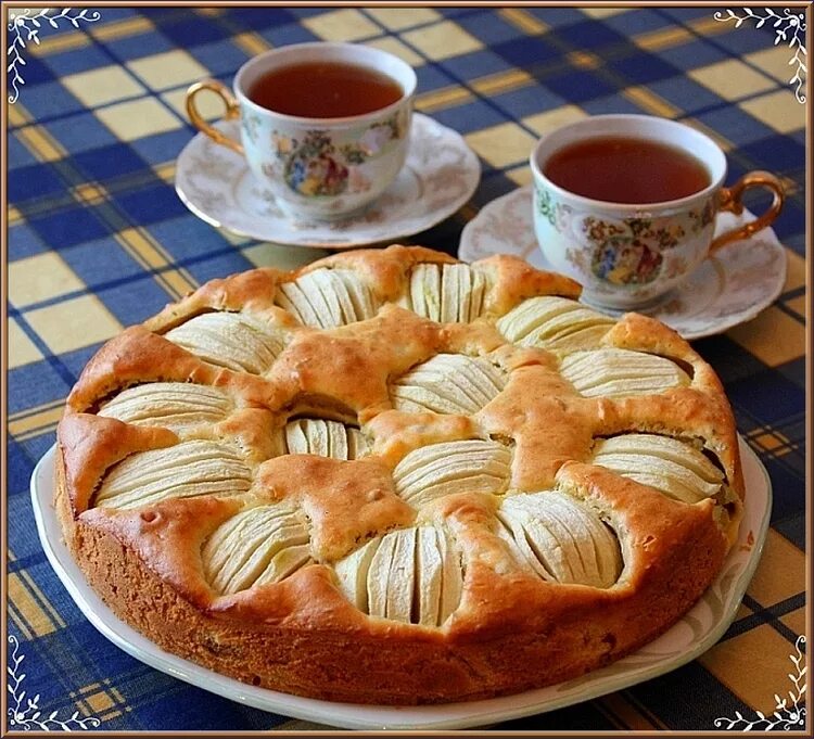 Фуршетный стол на свадьбу. Подруги угощают друг друга. Потчевать это что значит. Угощение на стол из блинов. Сон угощать друзей.