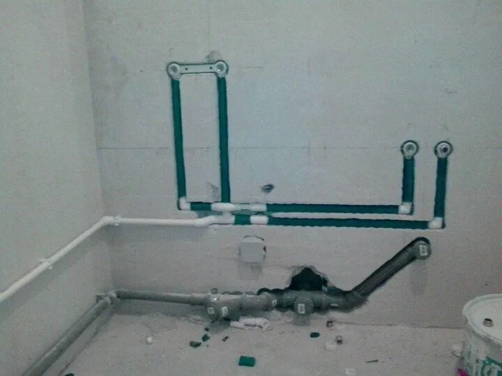 Трубы между туалетом и ванной. Разводка труб из сшитого полиэтилена в ванной. прокладка труб водоснабжения в ванной. разводка труб в ванной. монтаж водопровода в ванной.