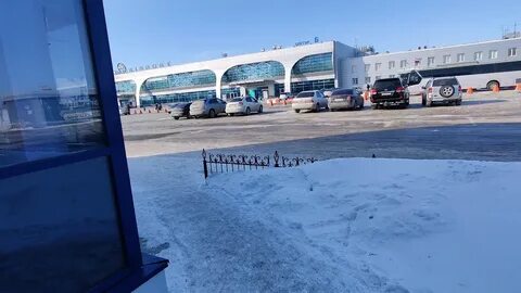 Стоянка возле аэропорта новосибирска