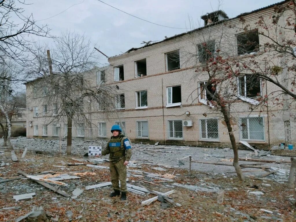 уничтоженный город. военнослужащие всу. разрушения в киеве.