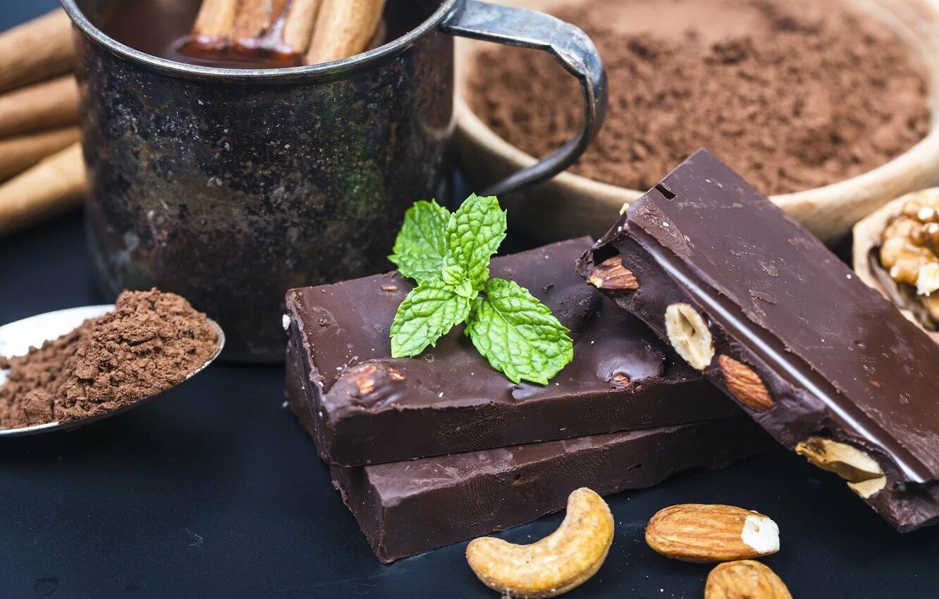 шоколадные конфеты. сладости шоколад. продукты в шоколаде. продукты в шоколаде. миндаль в шоколаде.