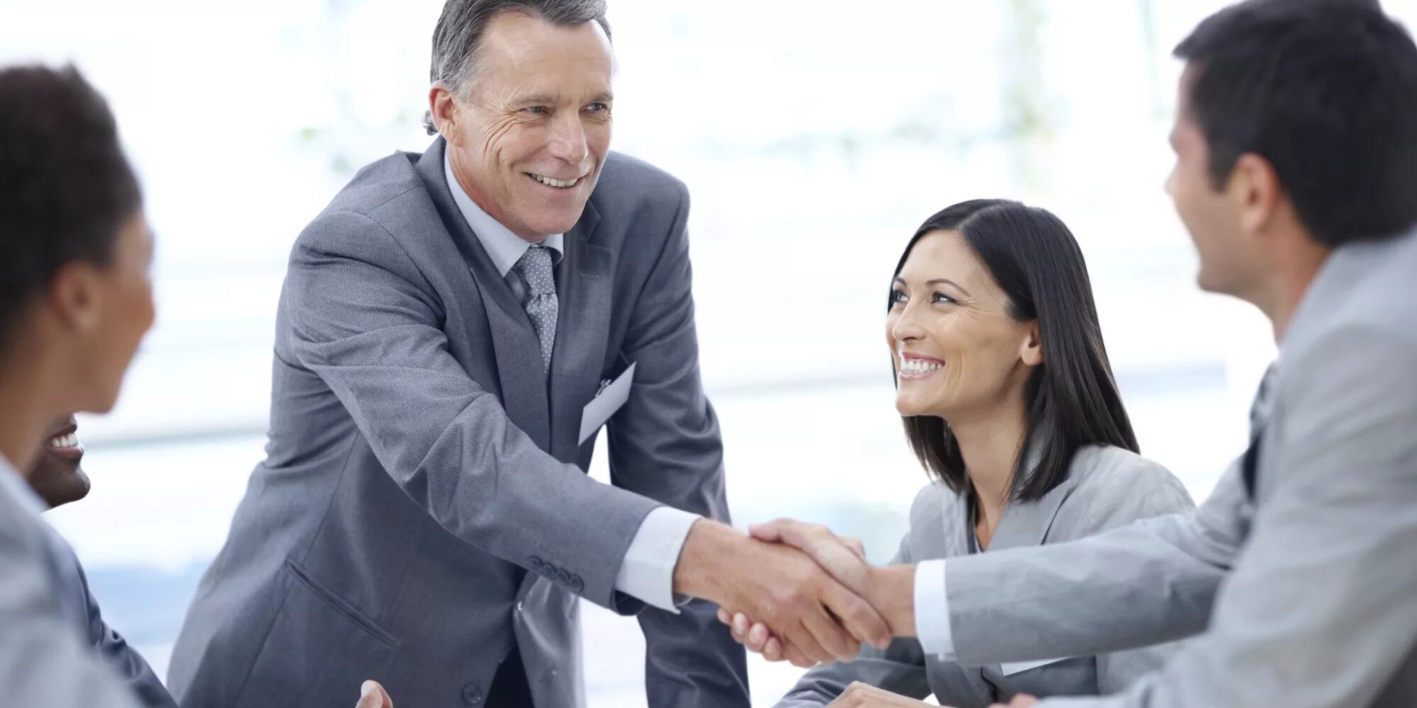 Ответов партнеры. Бизнесмены переговоры. Жмут руки. Рукопожатие сделка. Успешный предприниматель.