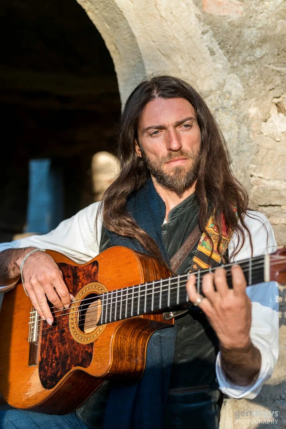 Гитарист-виртуоз эстас тонне. Эстас тонне жена. Гитарист тоне. Эстас тонне арт. Гитарист тоне.