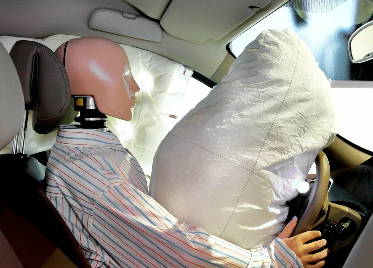 Подушка безопасности на переднем сидении. Takata подушки безопасности. Airbag подушки безопасности. Первый автомобиль с подушкой безопасности. Подушки безопасности и манекены.