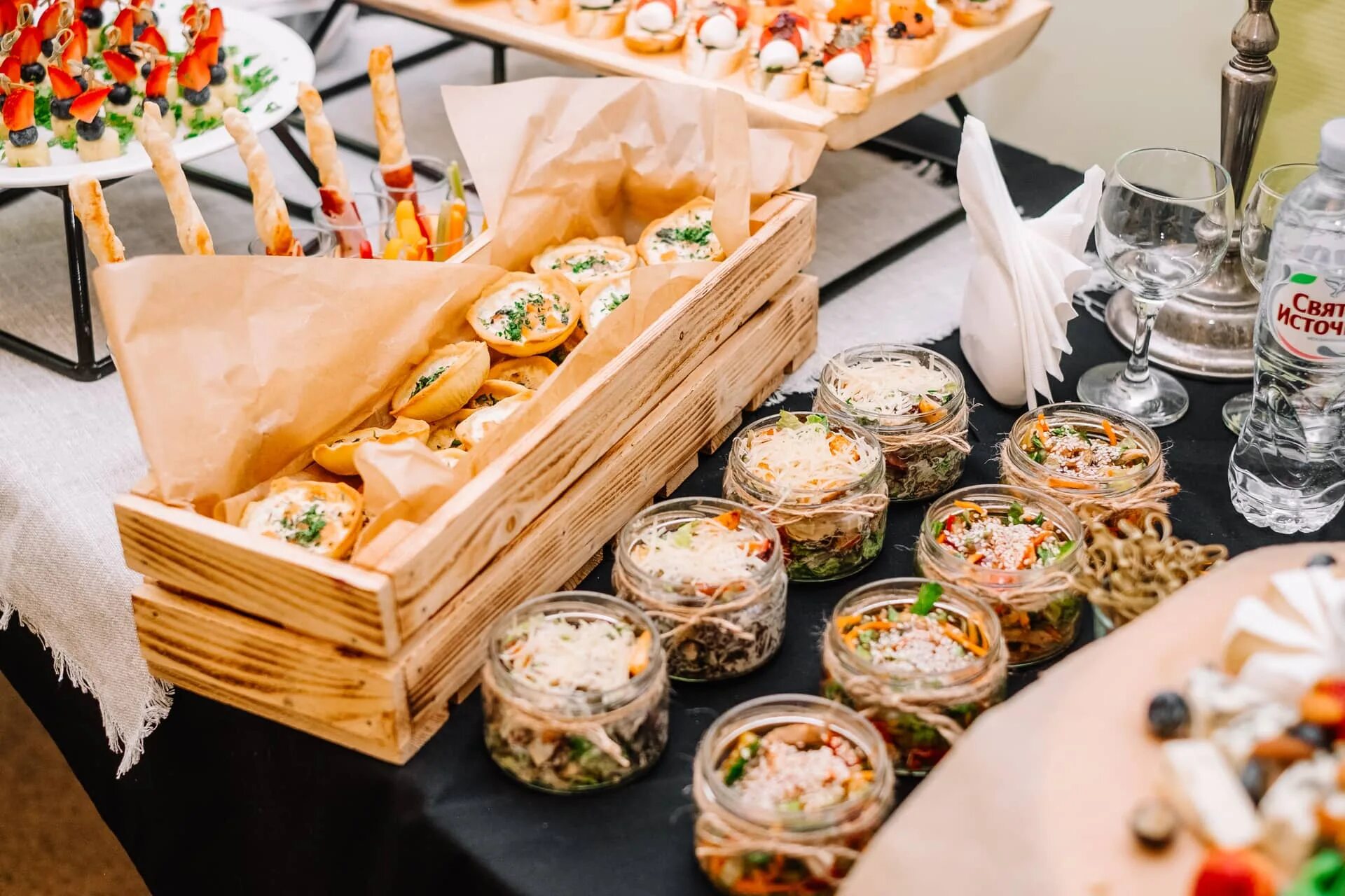 вилладж кейтеринг. кейтеринг отзывы. кейтеринг отзывы. фуршетный стол на природе. сервировка фуршетного стола.