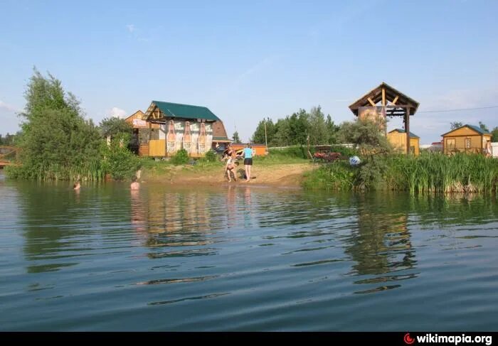 Платная рыбалка береговой. Платная рыбалка с домиками. Платная рыбалка в Подмосковье с домиками. Платная рыбалка с домиками на воде. Платная рыбалка в Подмосковье с домиками на сутки.