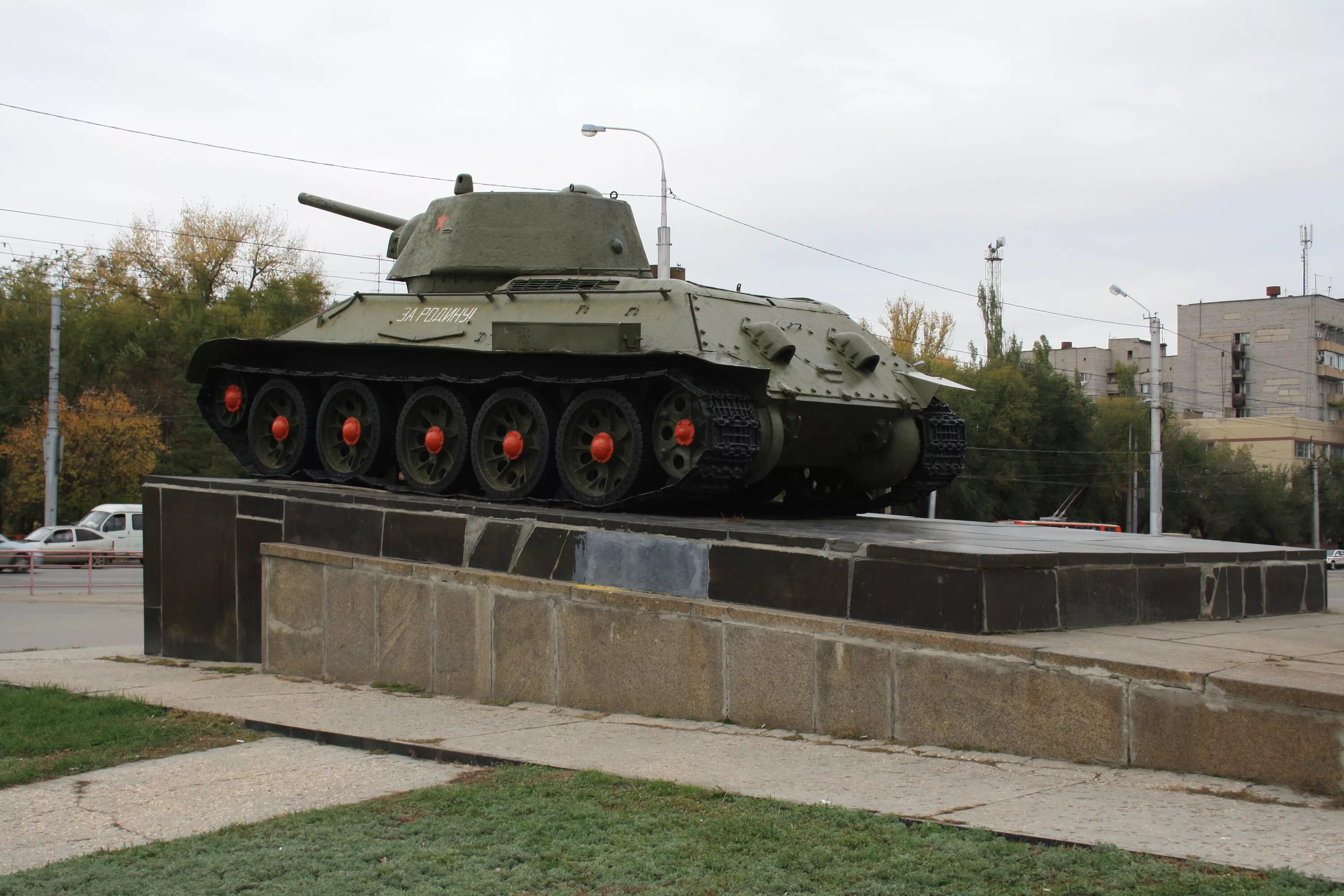 Пл 34. Танк т-34 на площади Дзержинского Волгоград. Танк на площади Дзержинского в Волгограде. Площадь Дзержинского Волгоград. Памятник т-34 в Волгограде.