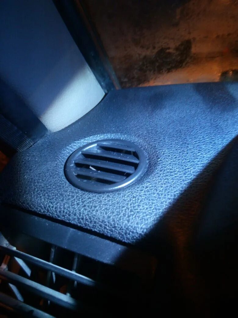 Облицовка воздуховода. Дефлектор обдува уаз патриот. Облицовка воздуховода. Дефлектор панели уаз патриот 2007 года. Дефлектор воздуховода уаз патриот 2007 года.