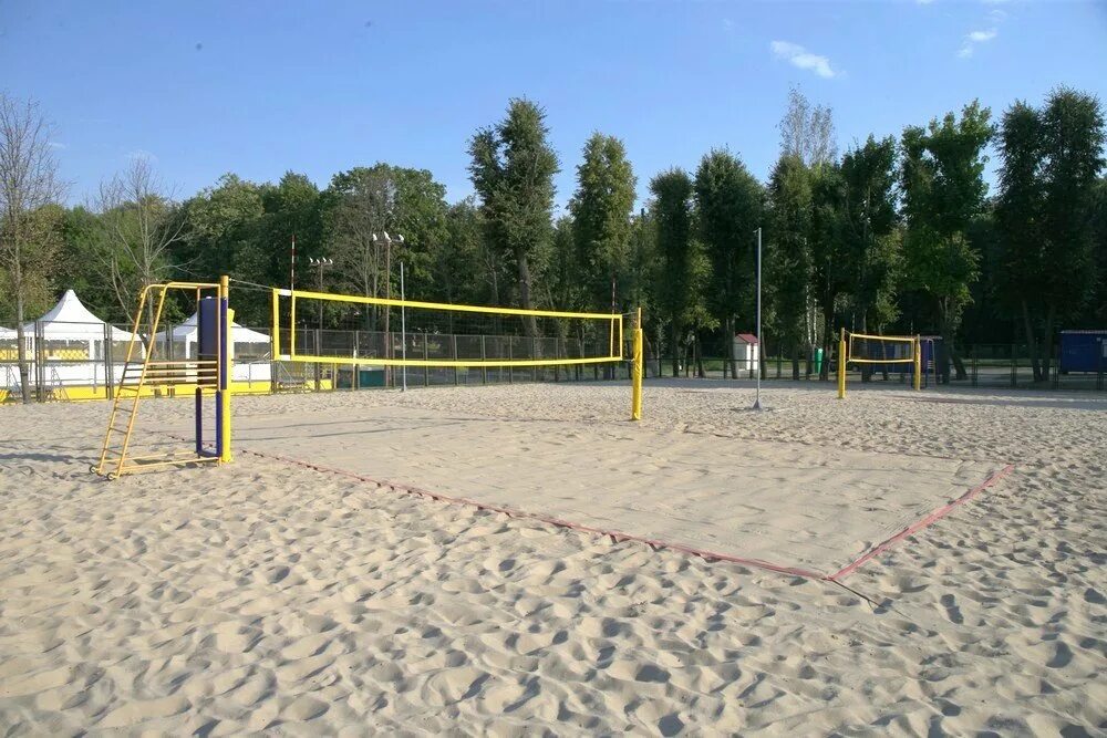 Боевка волейбол курск пляжный. Волейбольная площадка воробьевы горы. Волейбольная площадка на воде. Волейбольная площадка на пляже. Пляжный футбол площадка.
