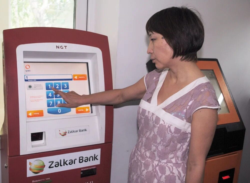 Через терминалы. Оплата через терминал. Терминалы оплаты в Казахстане. Платежный терминал Кыргызстан. Терминал для оплаты в налоговую.