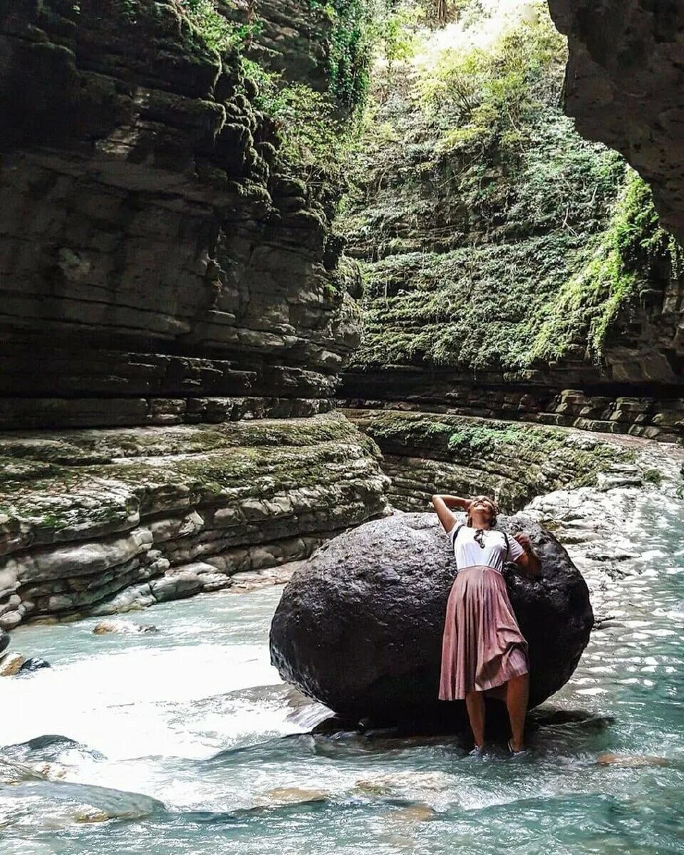Новый афон абхазия. Абхазия пицунда голубое озеро. Набережная гагры абхазия 2022. Голубое озеро абхазия глубина. Куда можно сходить в абхазии.
