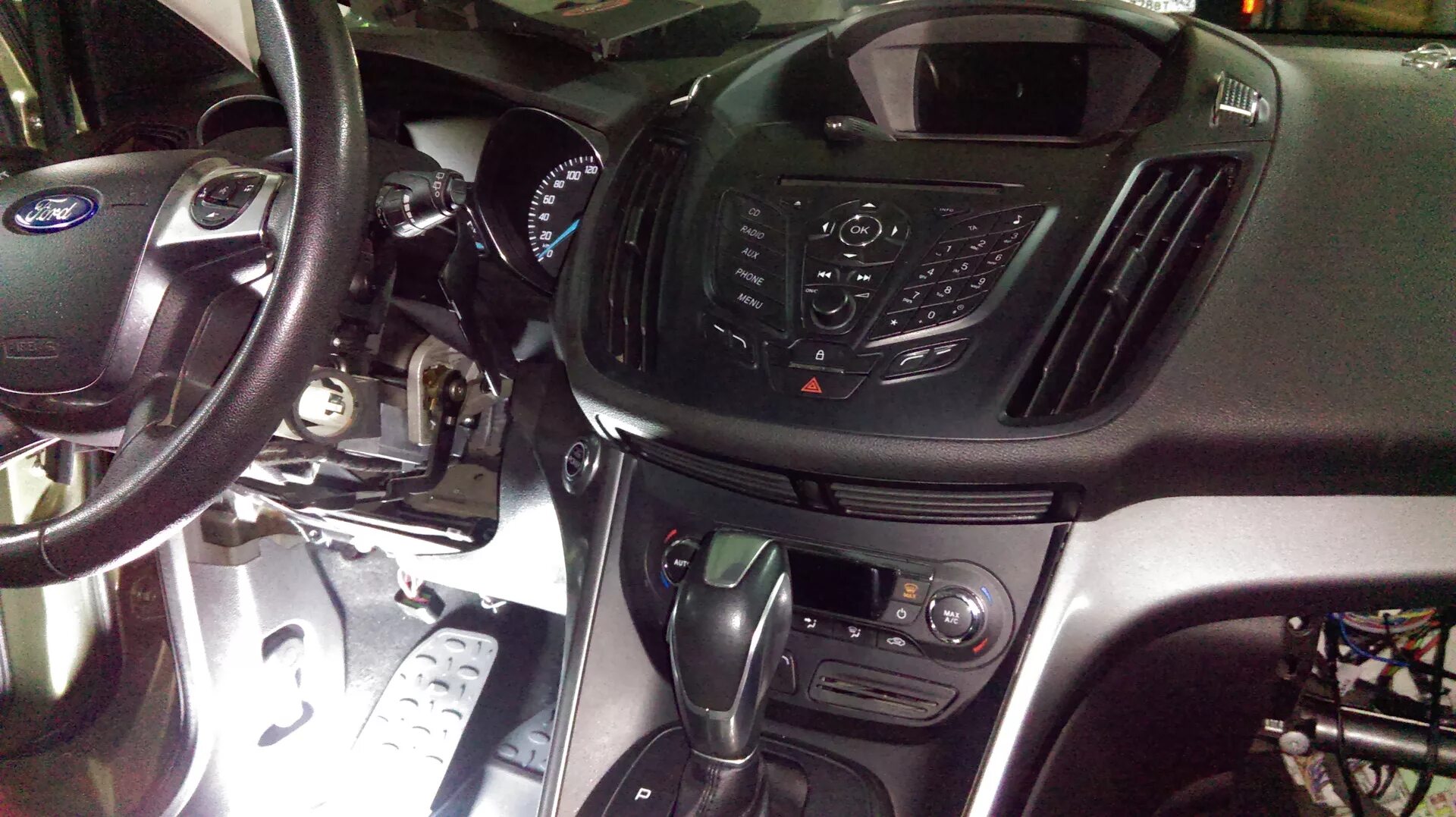 Ford Kuga 2010 под рулем место для чипа. Кнопки громкой связи Куга 2. Парктроники Форд Куга 2. Держатель для телефона в Форд Куга 2.