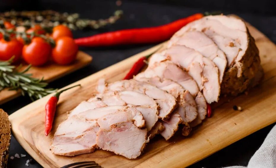 Рулет мясной с черносливом. Рулет из индейки с грибами в духовке. Рулет из филе индейки с грибами. Рулет из индейки. Запеченная индейка рулет в духовке.