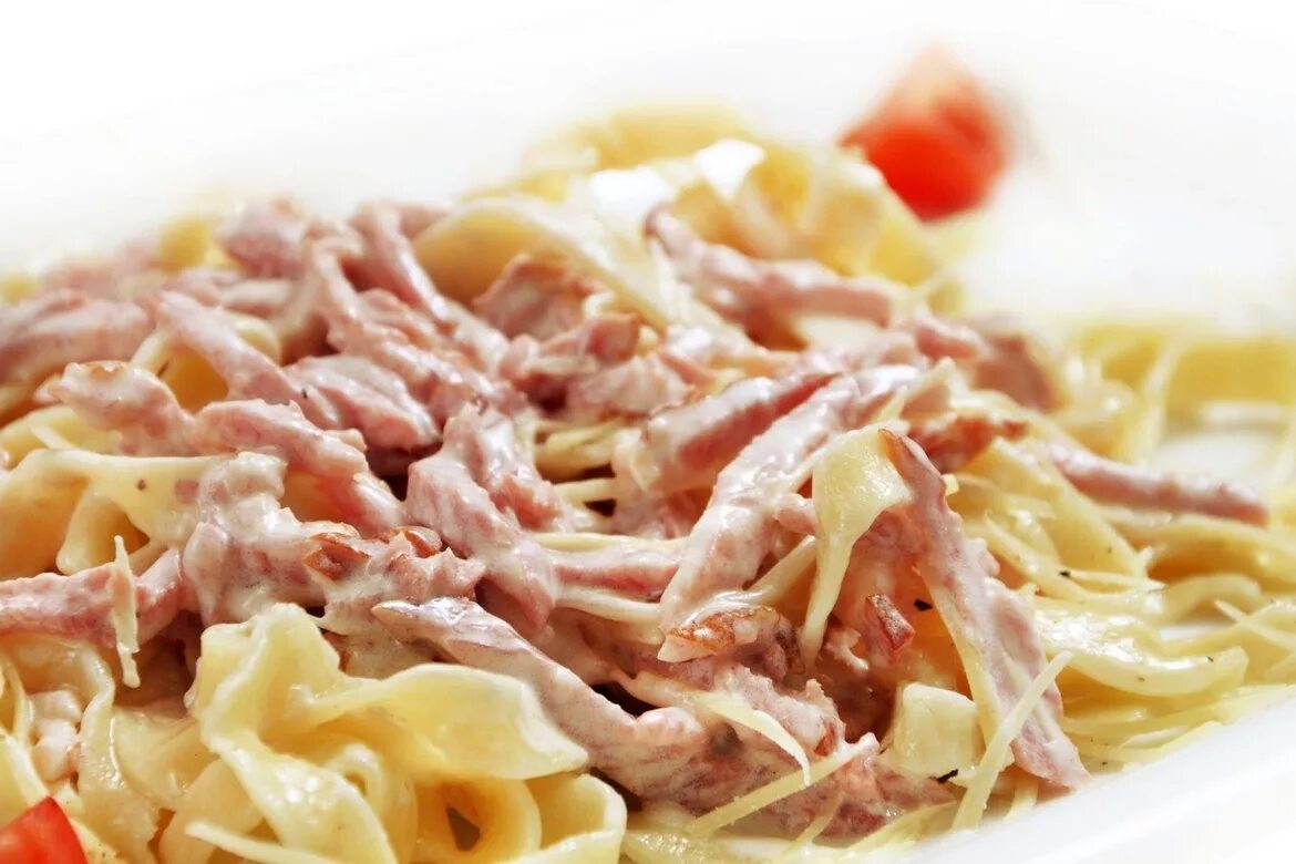 паста карбонара рецепт классический. рецепт домашней карбонары с беконом. тальолини карбонара. паста карбонара с ветчиной. карбонара с беконом в сливочном соусе.