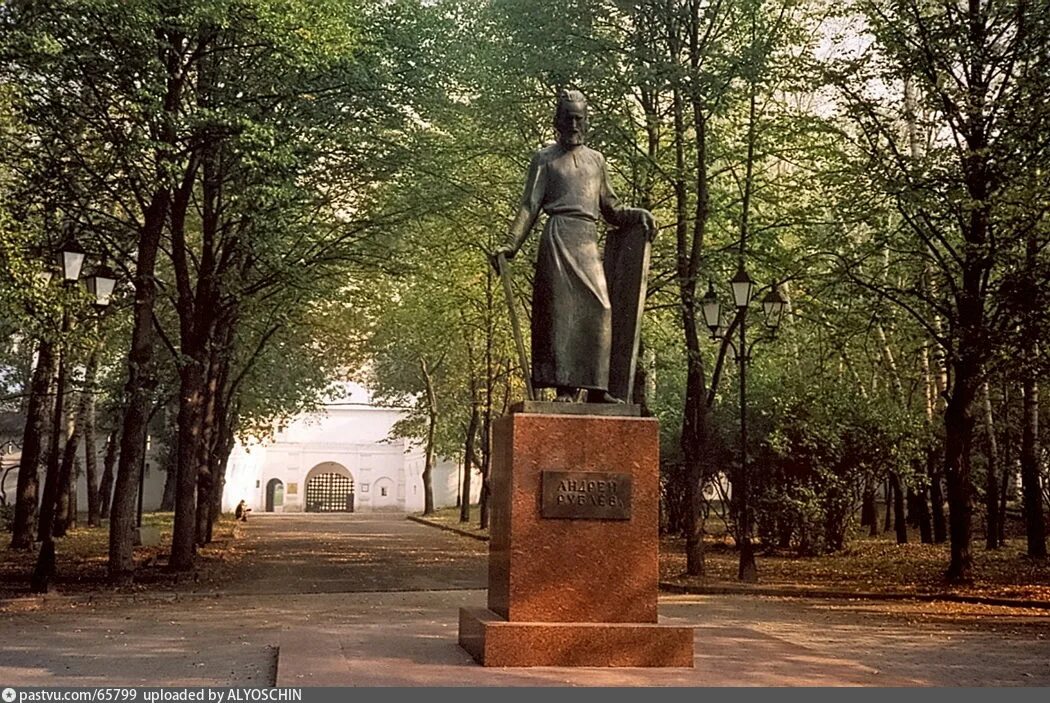 Памятник созданный андреем рублевым. Памятник андрею рублёву (москва). памятник андрею рублеву андроников монастырь. памятник андрею рублеву комов.