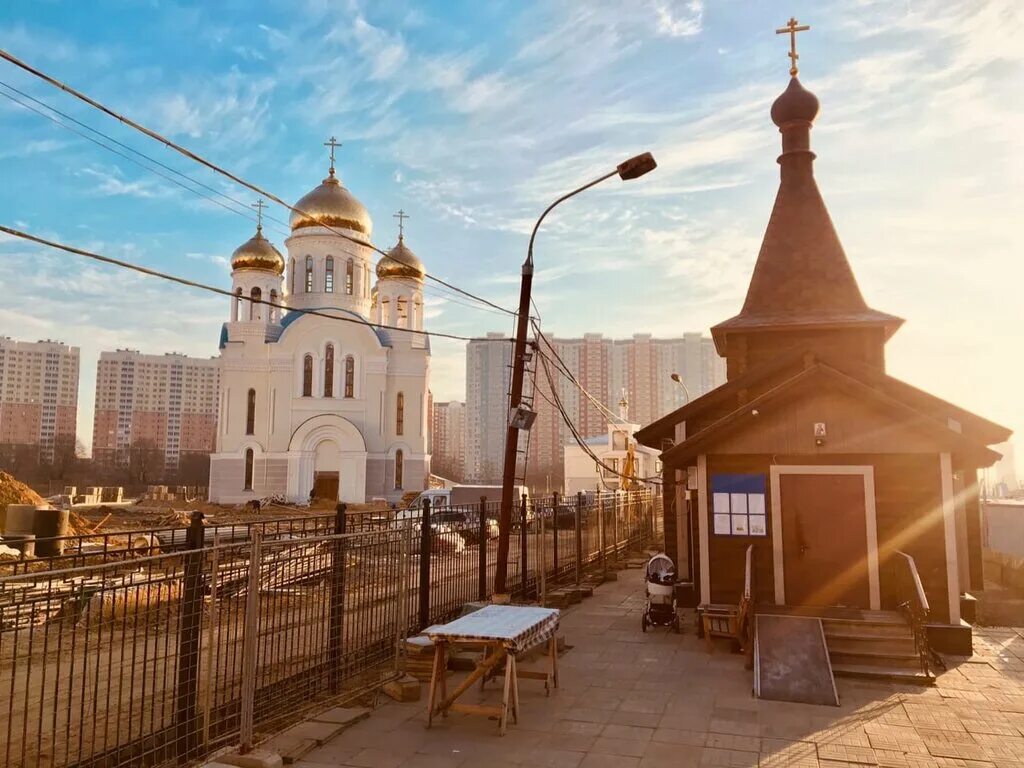 Церковь в некрасовке. Храм Покрова Пресвятой Богородицы на люберецких полях. Храм Покрова Пресвятой Богородицы в Некрасовке. Покровская Церковь Некрасовка. Некрасовка храм Николая Чудотворца.