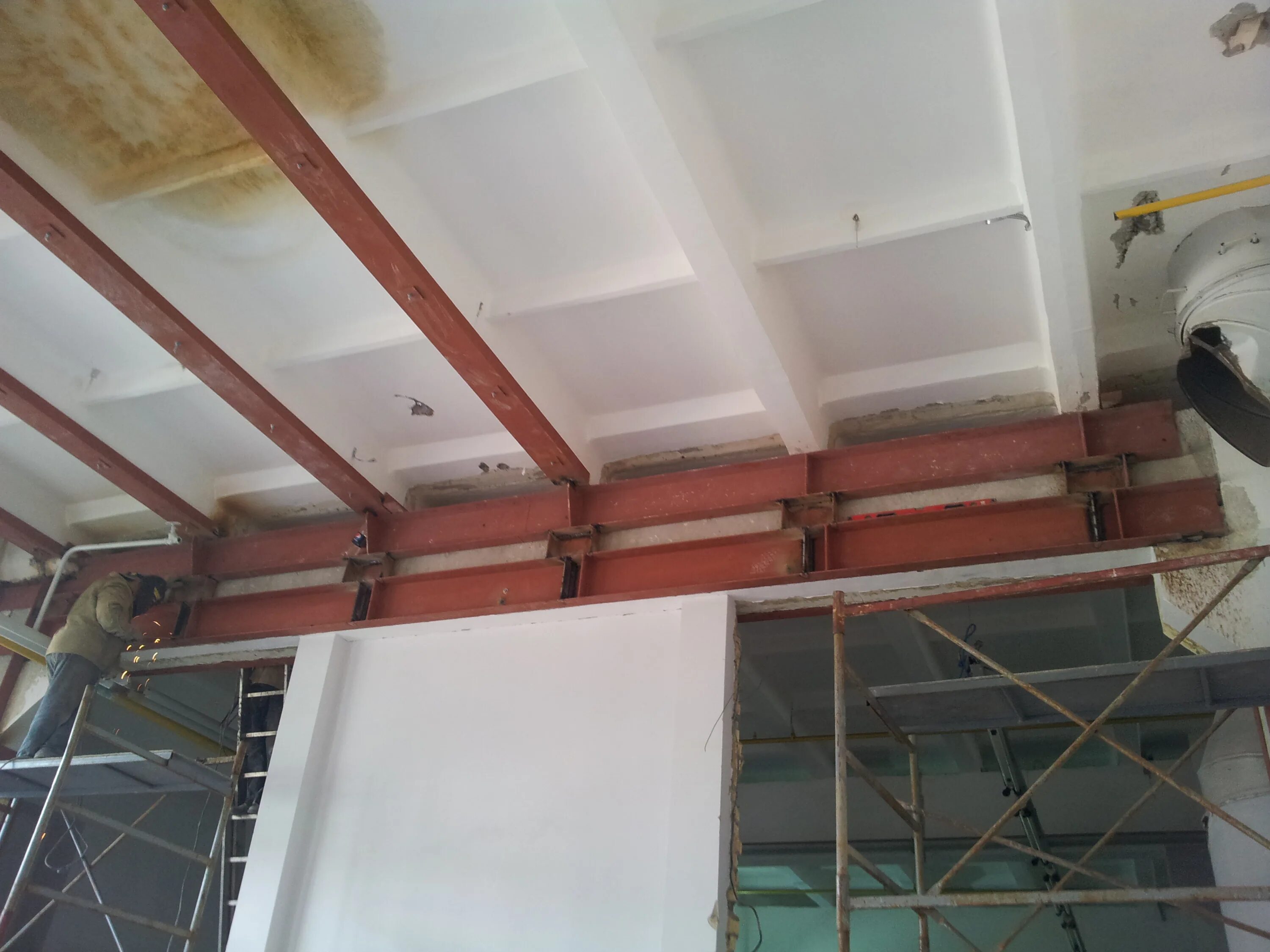 Усиление плиты перекрытия снизу. Усиленная плита перекрытия монолит. Углеволокно усиление ребристых плит покрытия. Укрепление плиты перекрытия снизу. Балка ригель перекрытия.