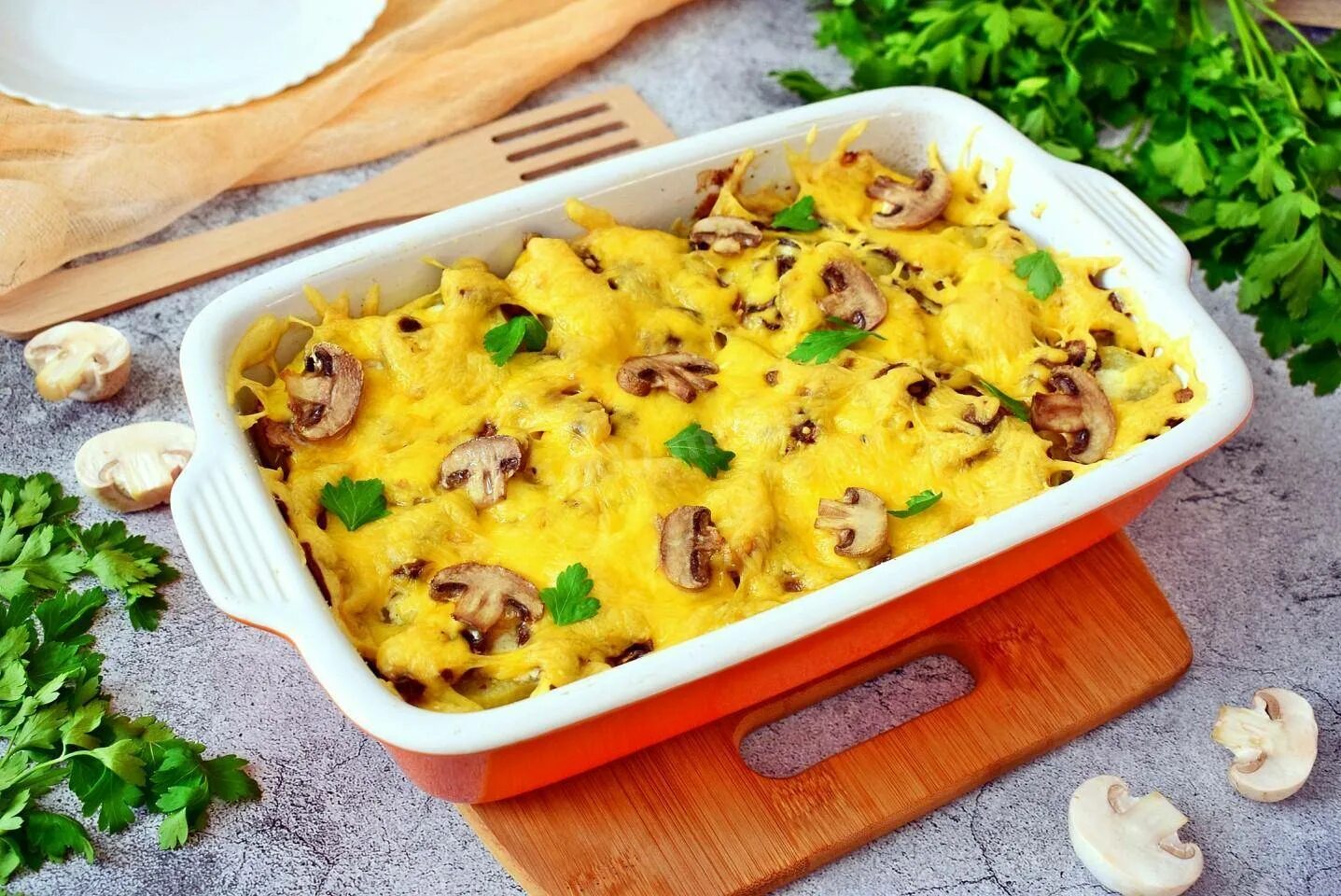 Картошка с грибами в духовке. Картофель запеченный с грибами. Запеченный картофель с грибами в духовке. Картофель в духовке с грибами и сыром