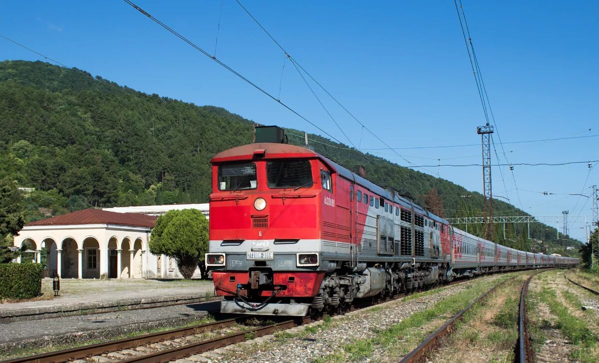 Абхазия железная дорога Сухум. Железная дорога Адлер Сухум. ЖД станция Сухум Абхазия. Вокзал Сухум поезда.