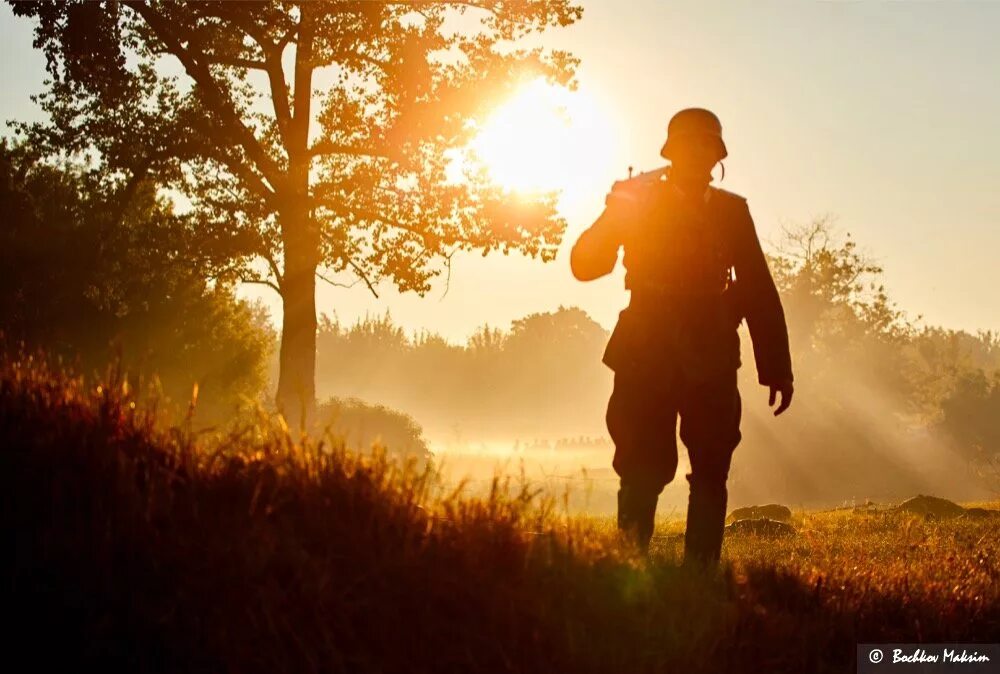 силуэт солдата. воин уходит. военная поэзия. белый плащ. блэк маунтин армия.