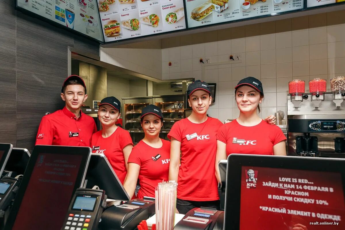 Вакансия кассир ростов. KFC сотрудники. KFC кассир.