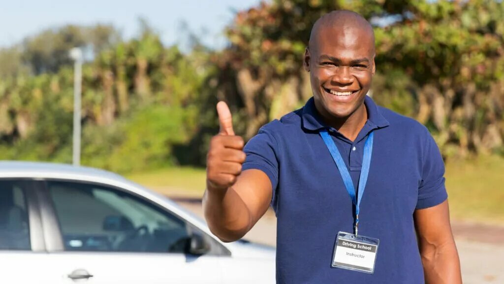 Негр водит машину. African driver. Driver black man. The driver. Черный водитель.