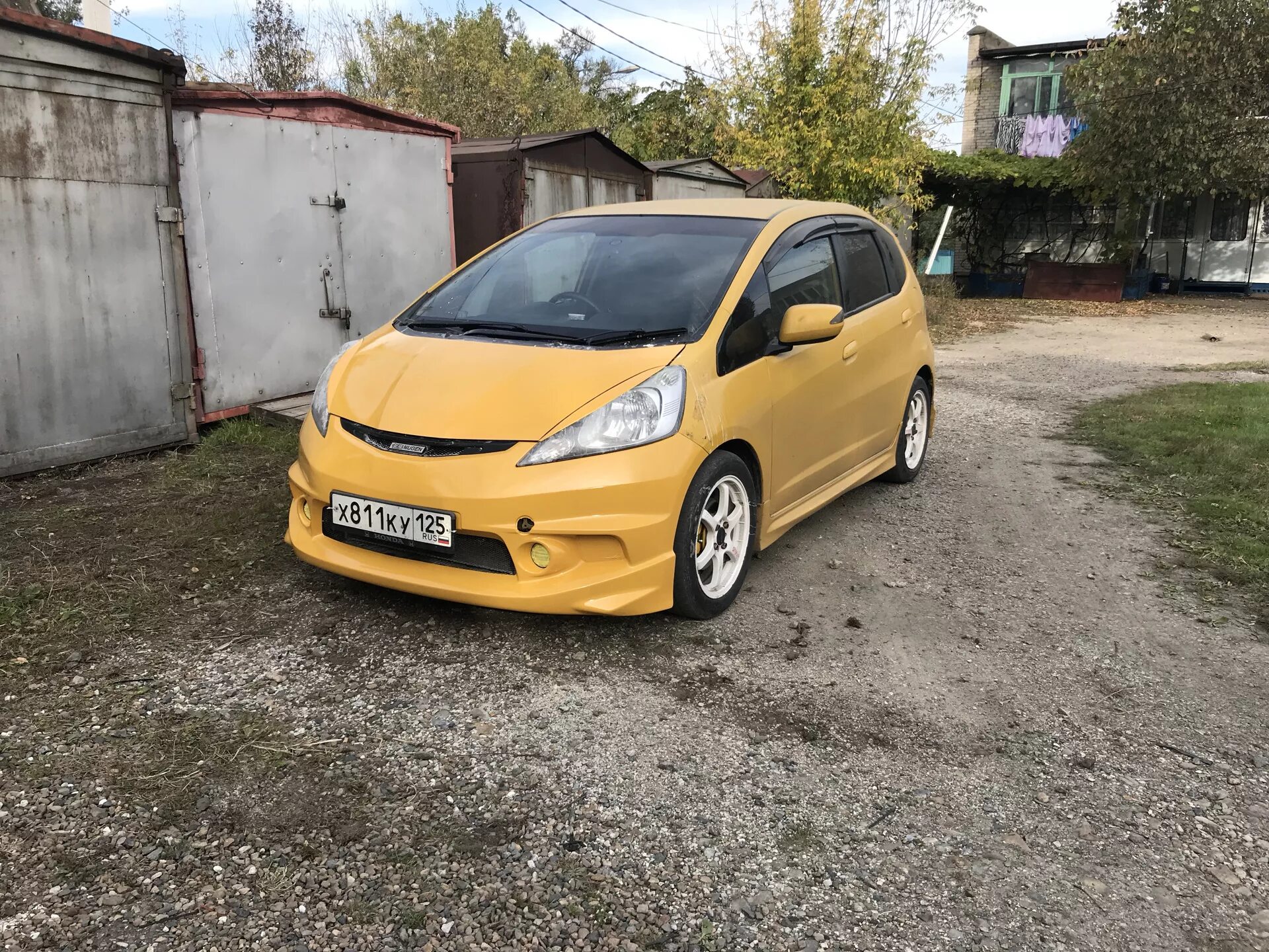 Honda Fit (second Generation). Хонда фит желтая. Honda Fit Mugen Yellow. Хонда фит 2003 обвесы мбг5н серебристый.