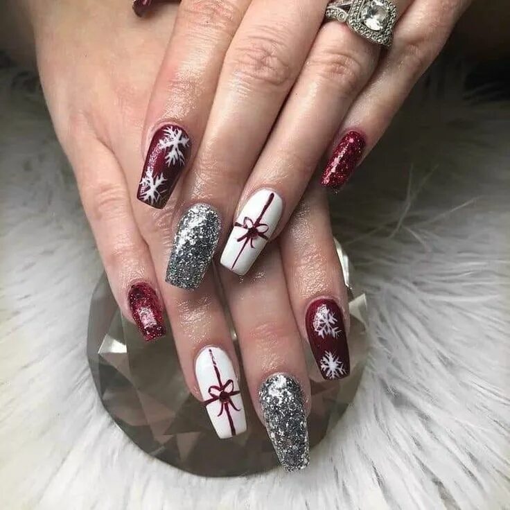 Quelle manucure de Noël choisir pour une humeur festive Manicure nail designs, F