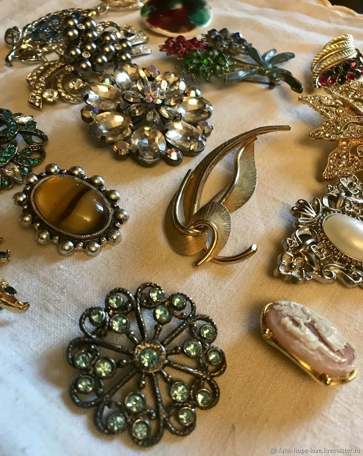 Авито украшения москва. Золотые серьги ломбард. Авито украшения москва. Авито бижутерия. Бисерный жемчуг.