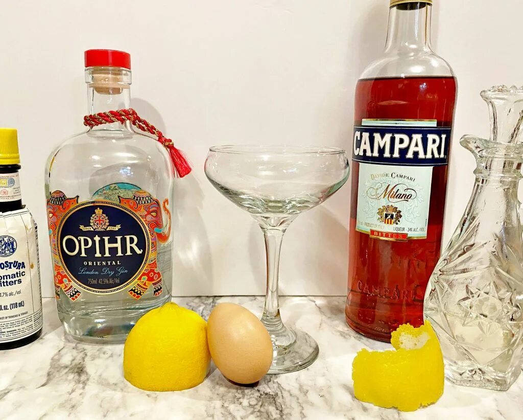 С чем пьют кампари. Джин тоник Кампари. Campari тоник. Коктейль Джин мартини Кампари. Кампари тоник коктейль.