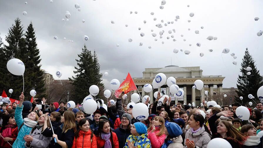В апреле отмечают день. Празднование дня космонавтики. праздник день космонавтики празднование. отмечание праздника день космонавтики. шествие ко дню космонавтики.