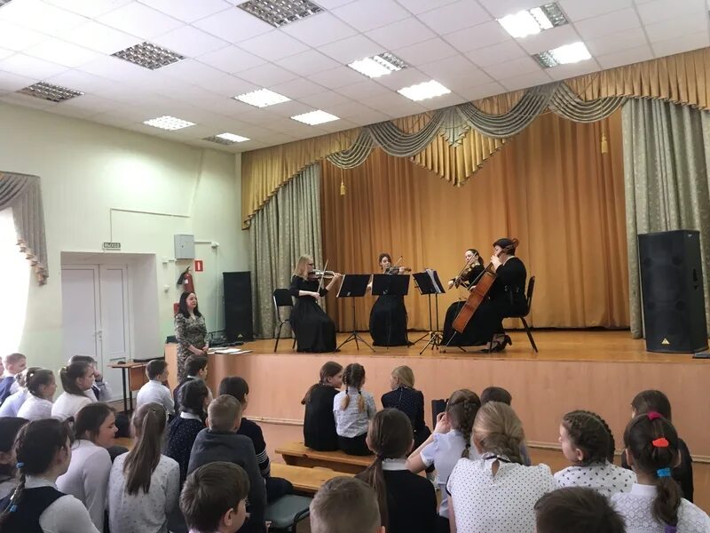 Фотосет в актовом зале. Рождественские песенки ноты для фортепиано. Актовая песня. Актовый зал брянской областной думы. Актовый зал в школе поют.