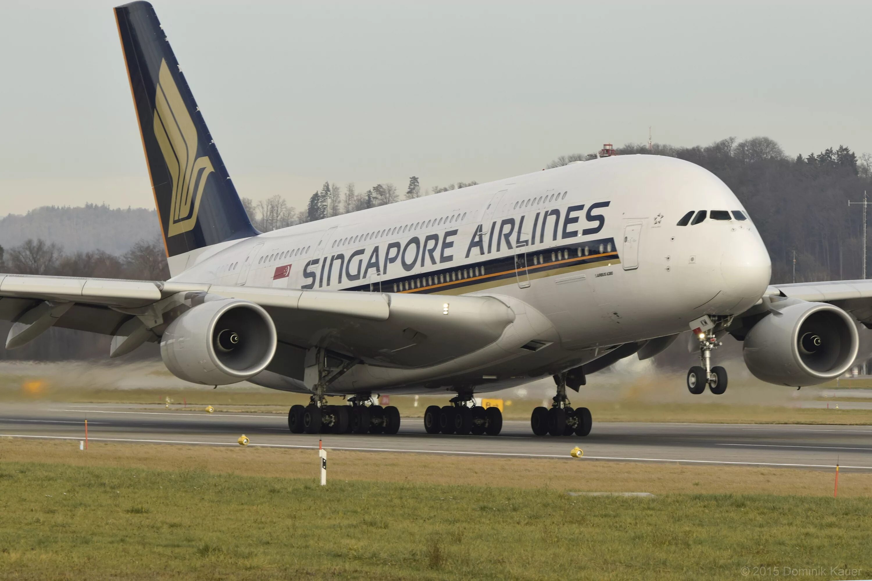 Значение слова аэробус. Двухэтажный Airbus a380. Аэробус а380 двухпалубный. А380 841. Двухэтажный самолёт Airbus 380.