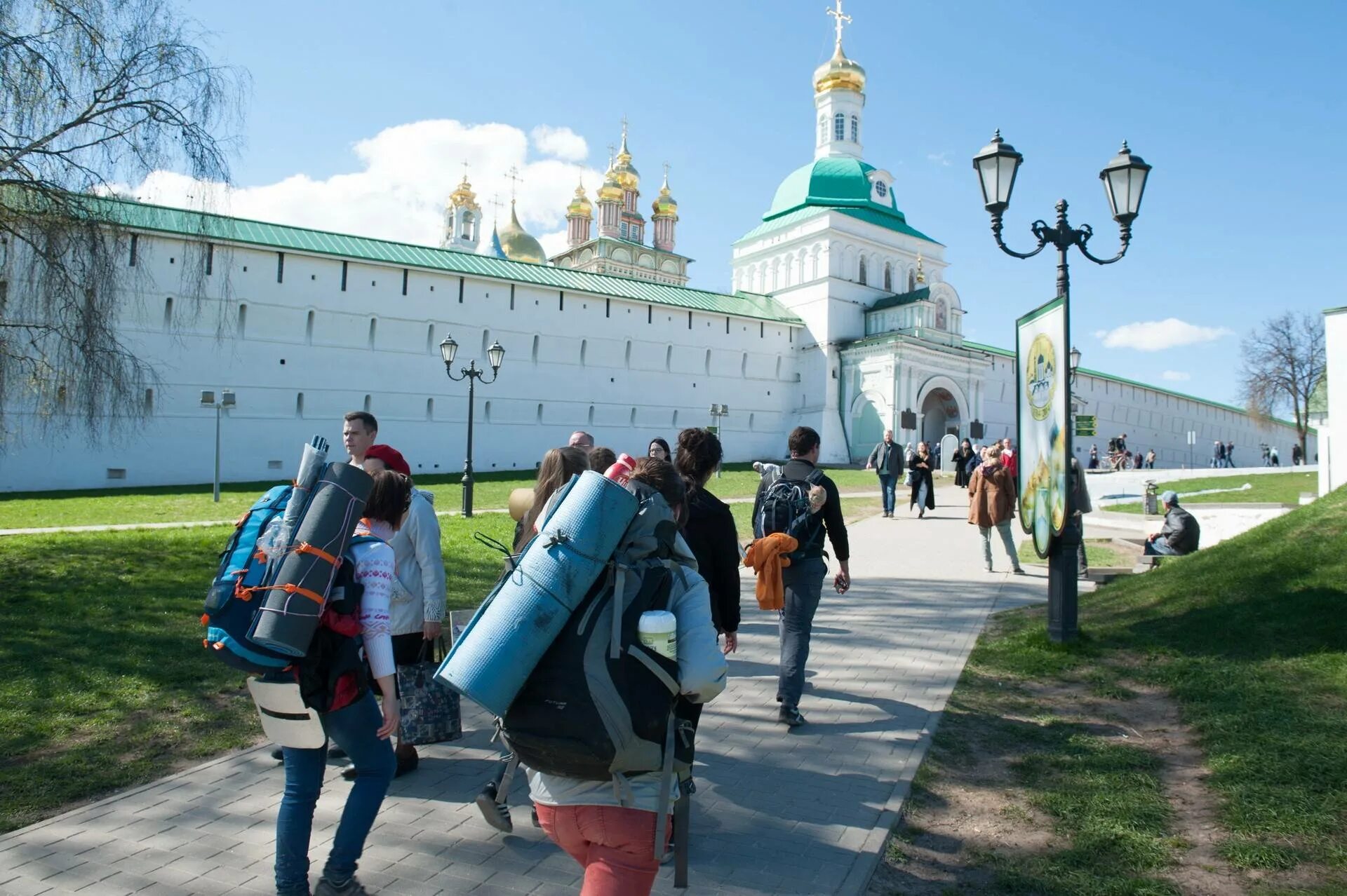 Сергиев Посад туристы. Троице-Сергиева Лавра туристы. Паломническая тропа в Сергиев Посад. Свято-Троицкая Сергиева Лавра экскурсии. Досуг сергиевом посаде