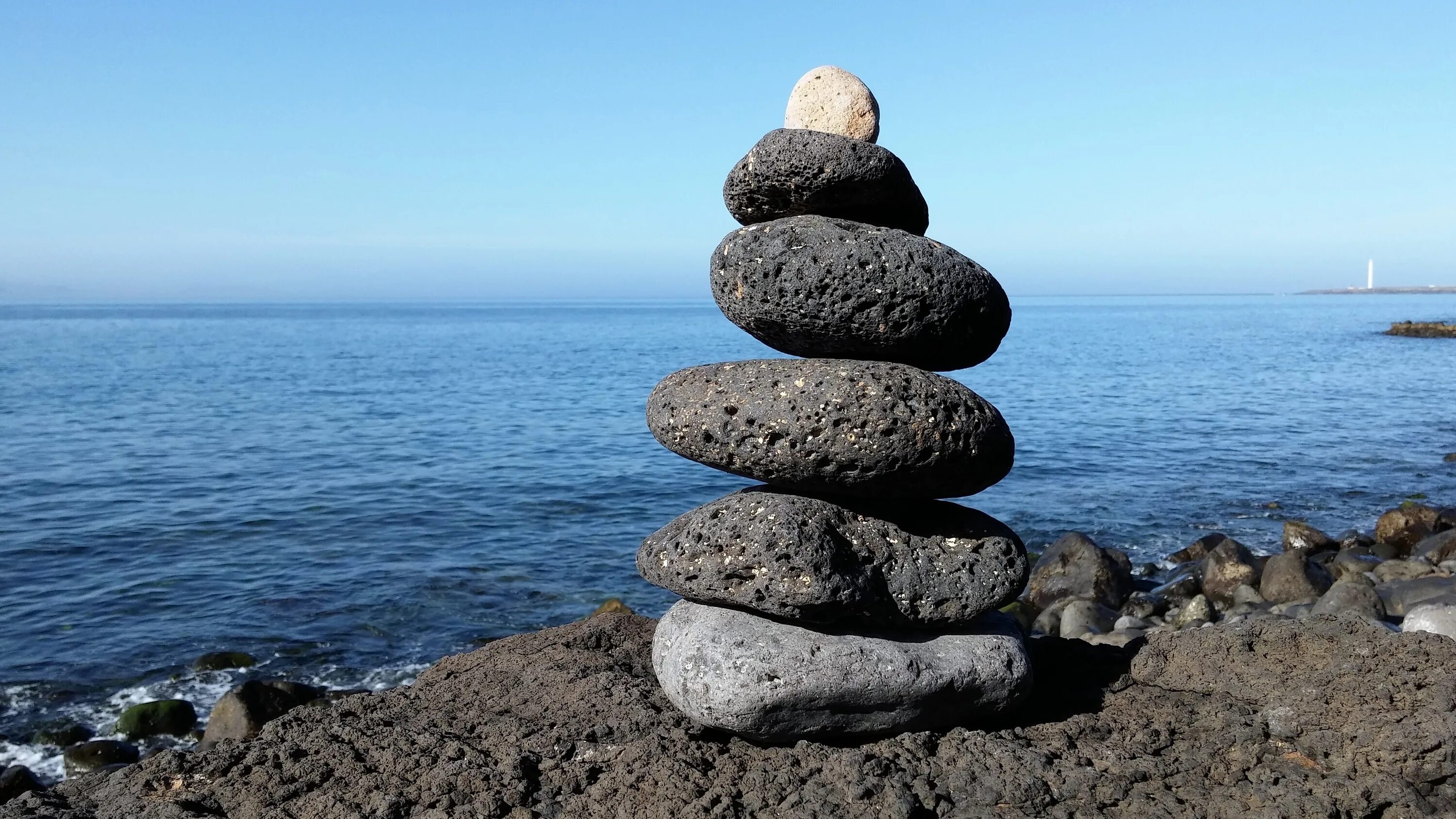 Friend stone. Башенка из камней. Башенка из камней на море. Каменные пирамидки. Пирамида из камней.