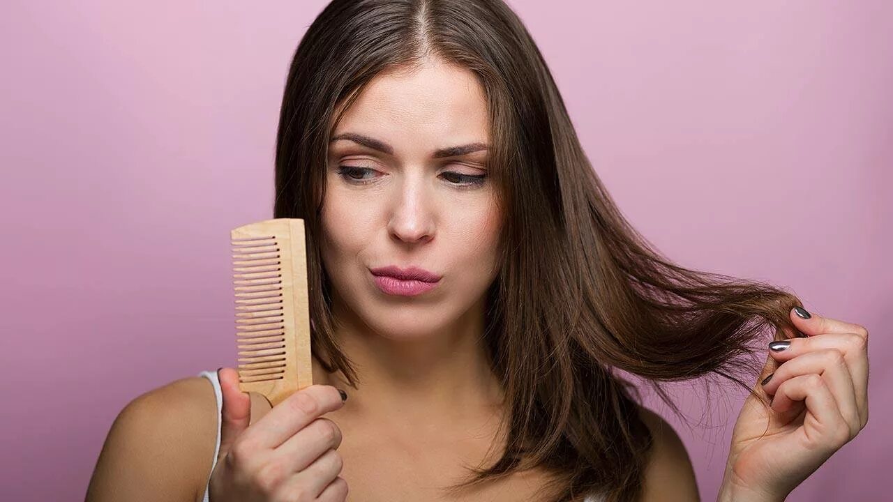 Как остановить выпадение волос в домашних условиях. Расческа для волос. Расчесывание волос. Проблемные волосы.