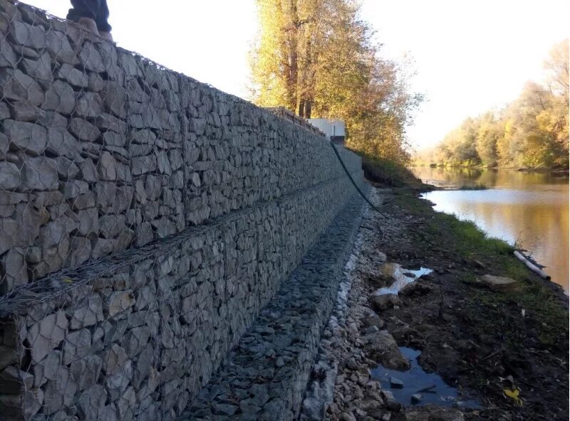 укрепить берег габионами. берегоукрепление реки габионами. подпорные стенки берегоукрепление. габионы берег реки. габион гси-к 2х1х1.