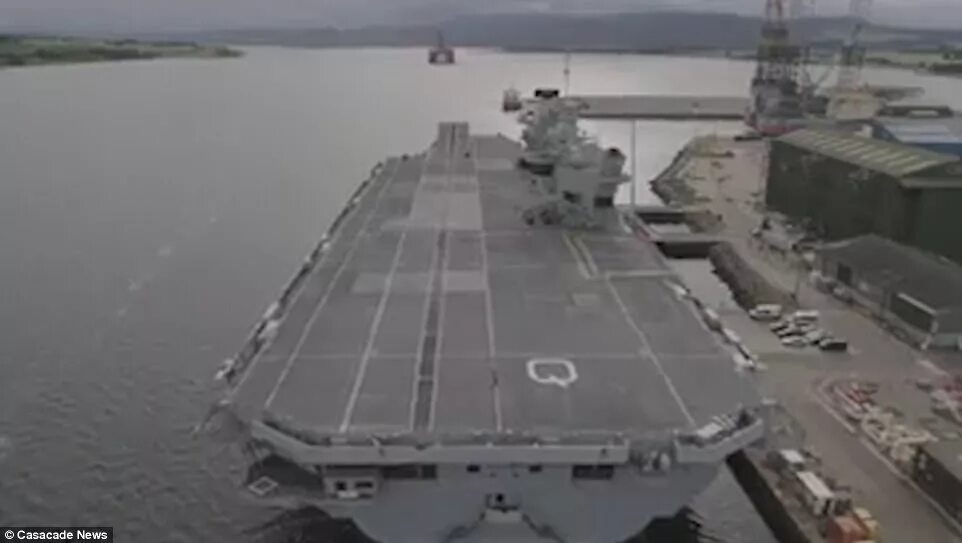 Горит британский авианосец r08 queen elizabeth. Охрана авианосцы. авианосец триумф на неве 1955.