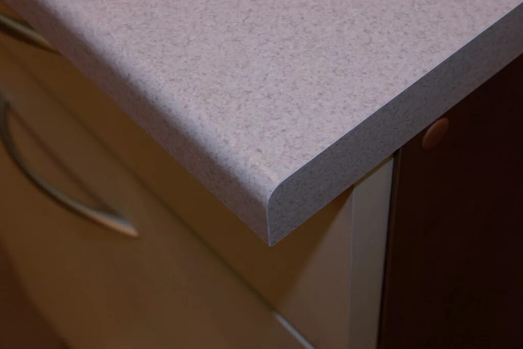 Столешница без свеса. Столешница выступает. Столешница алюминий скиф. Столешница без свеса над фасадом. Столешница для кухни с варочной панелью.