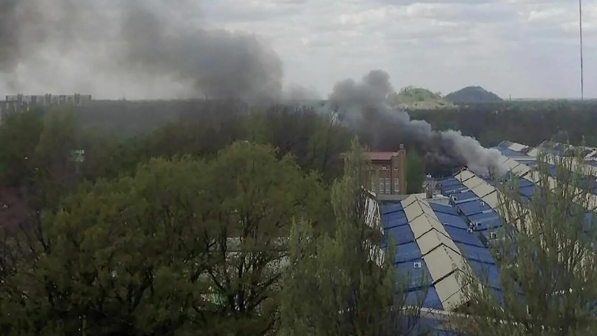 Обстрел рынка в донецке сегодня видео. Текстильщик рынок донецк обстрел. Обстреляли рынок в донецке. Пожар в городе. Попадание снаряда в автобус.