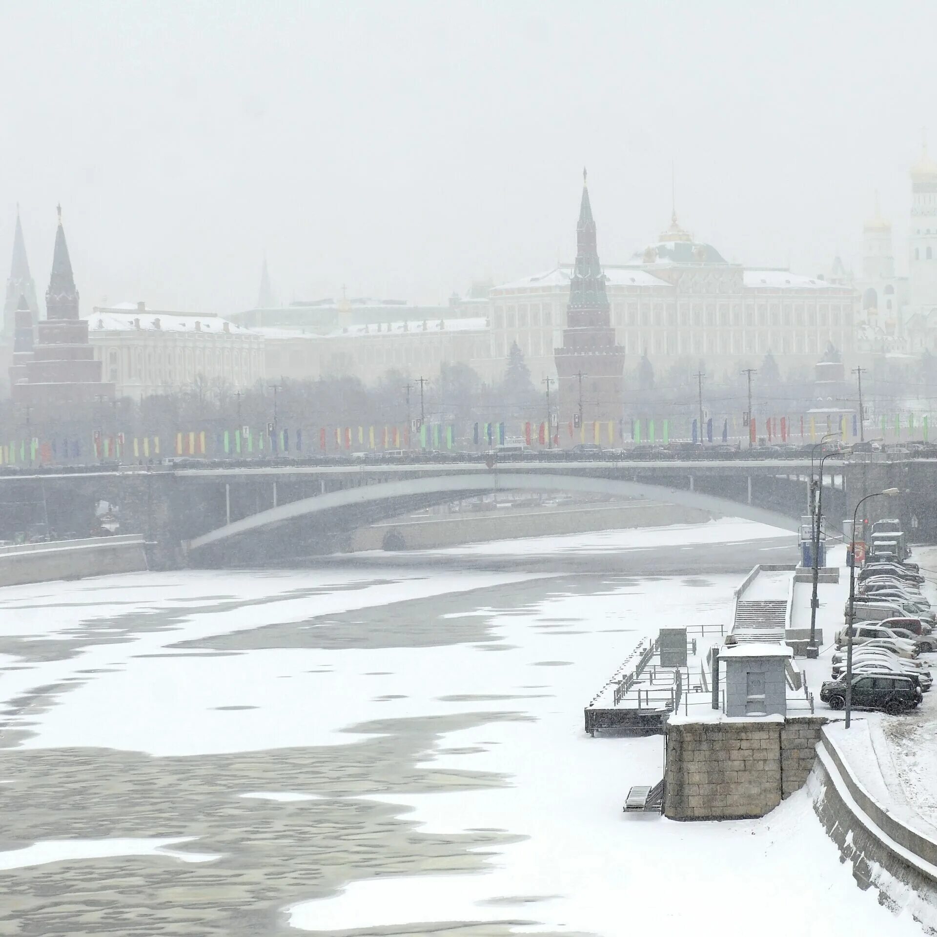 Температура в москве реке. Москва набережная зима. серая зима в москве. зима в москве. серая москва зимой.