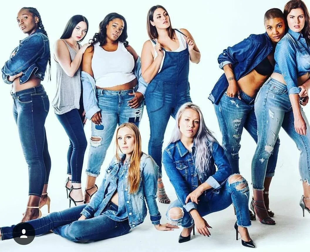 Джинсы групп. Karla группа jeans. групповая фотосессия в джинсах. джинсовый стиль для групповой фотосессии. групповой снимок в джинсах.