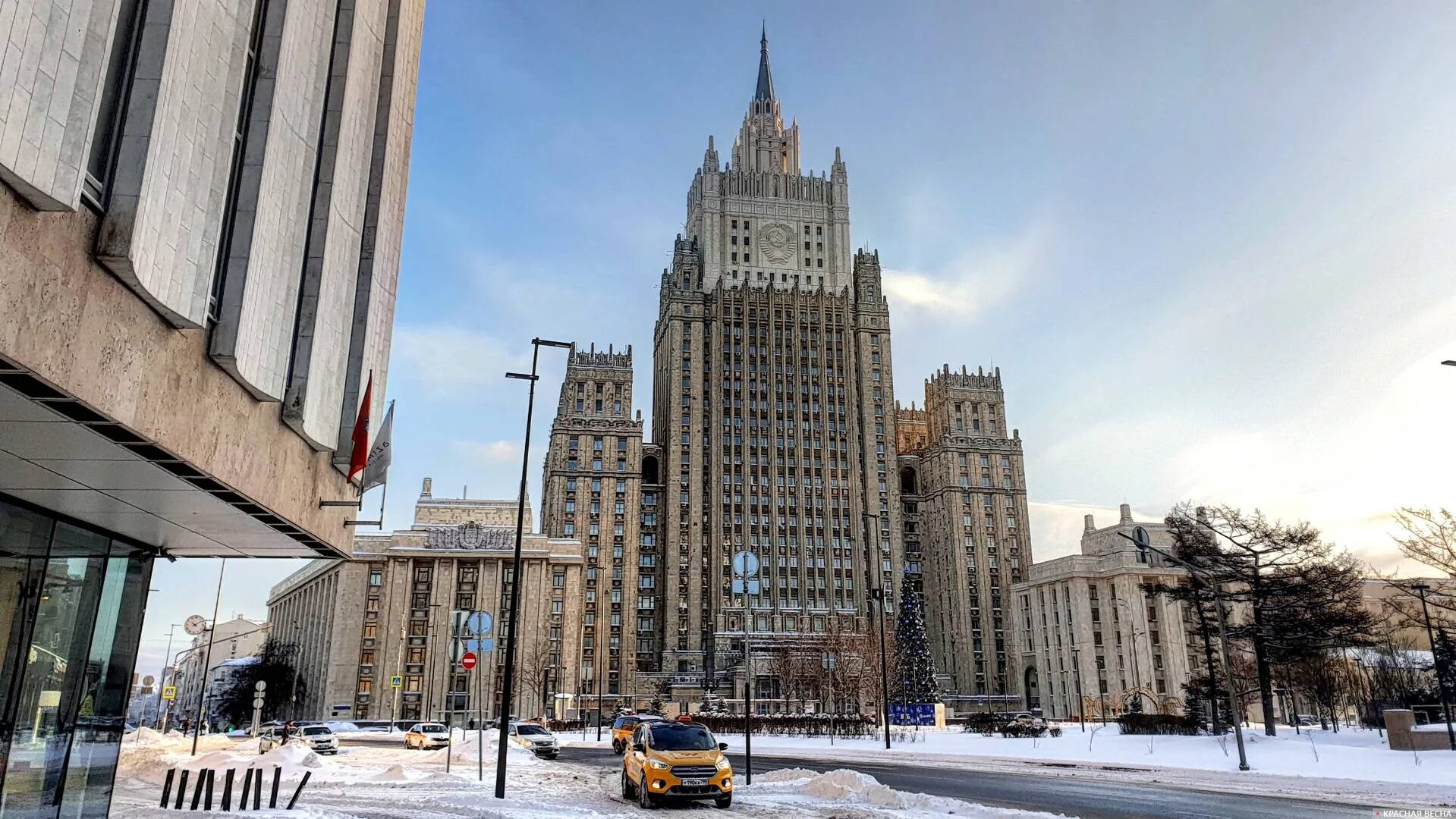 Мид ап. Пижорные у здания мид россии. здание мид в москве. мид зимой. мид вечером.