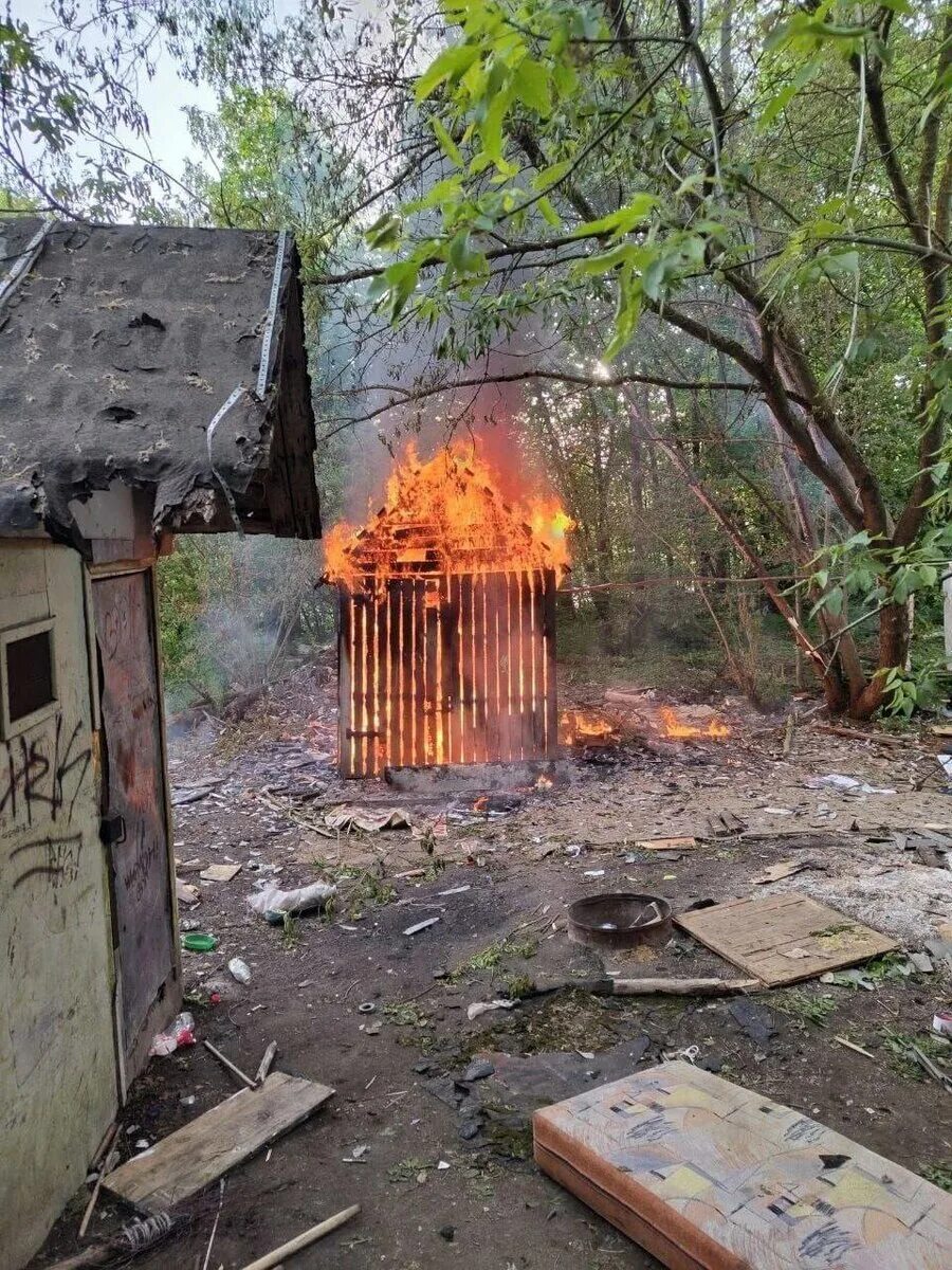 Сгорел в сарае в раменском. Пожар в вольском районе саратовская область. Сгорел в сарае в раменском. Сгорел в сарае в раменском. Сгоревший сарай.