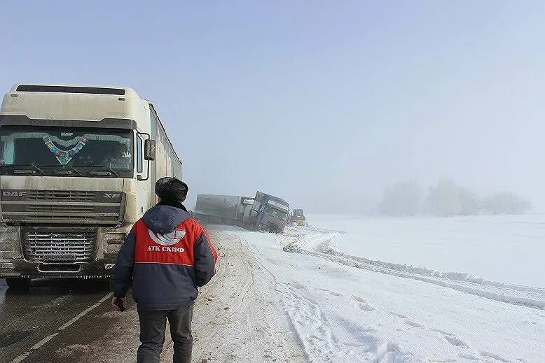 Полиция остановила фуру. Фото аварии большегрузов в Москве Ивеко. Остановить грузовик