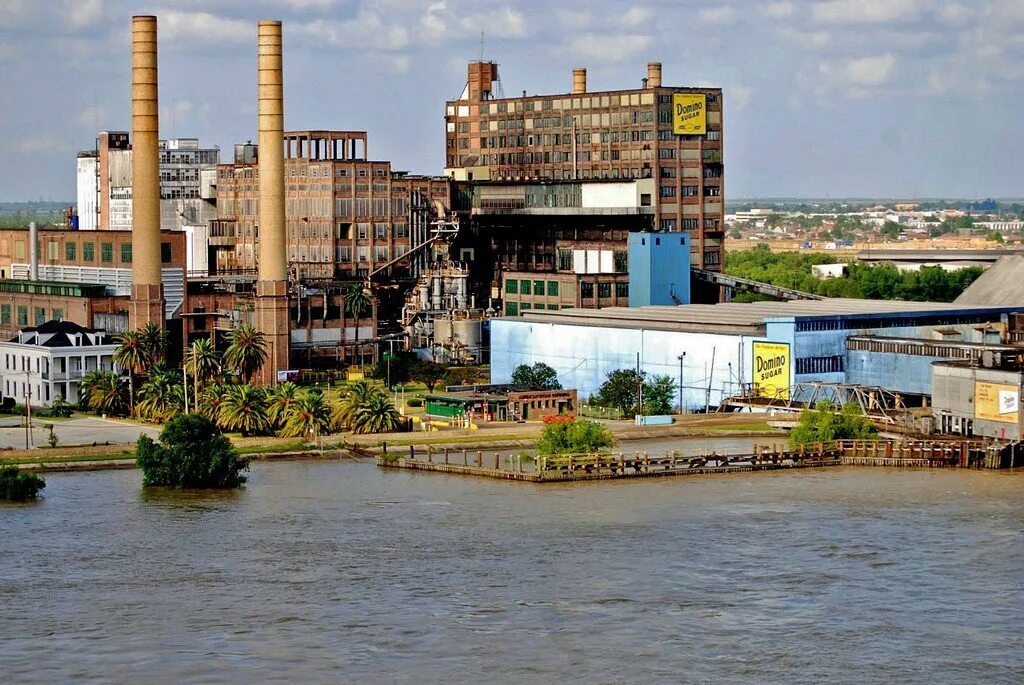 Река с нантом и орлеаном. Новый Орлеан кукурузная фабрика. Заводы нового Орлеана. Луизиана заводы. Химическая промышленность нового Орлеана.