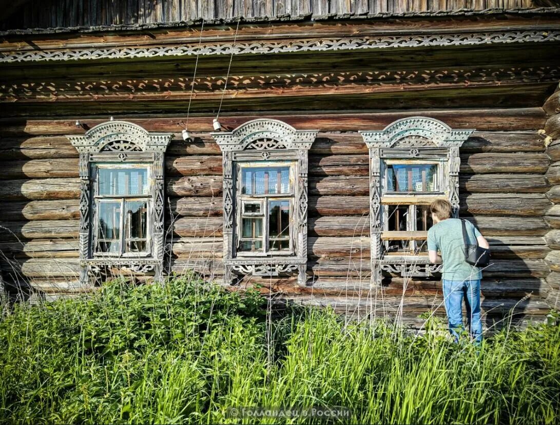 Старое видное дом. Деревни призраки в Ярославской области. Большой деревенский дом. Деревенский дом с привидениями. Дом у дороги.