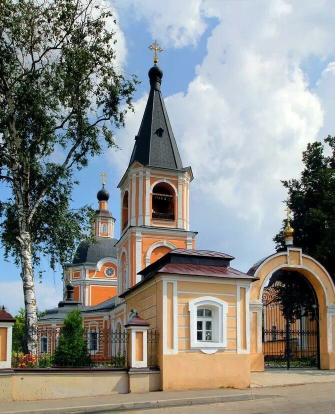 Церковь в посаде. Церковь успения пресвятой богородицы сергиев посад. успенская церковь сергиев посад. никольская церковь сергиев посад. успенский храм сергиев посад улица.