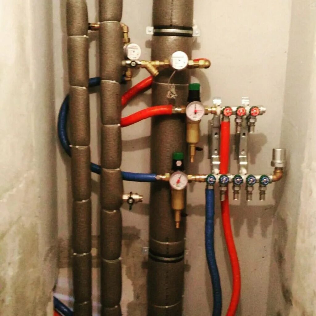 Старые трубы в квартире. Схема однотрубной вертикальной системы отопления. Трубопровод полипропиленовый в квартире. Разводка однотрубной системы отопления. Трубы водопровода в хрущевке.